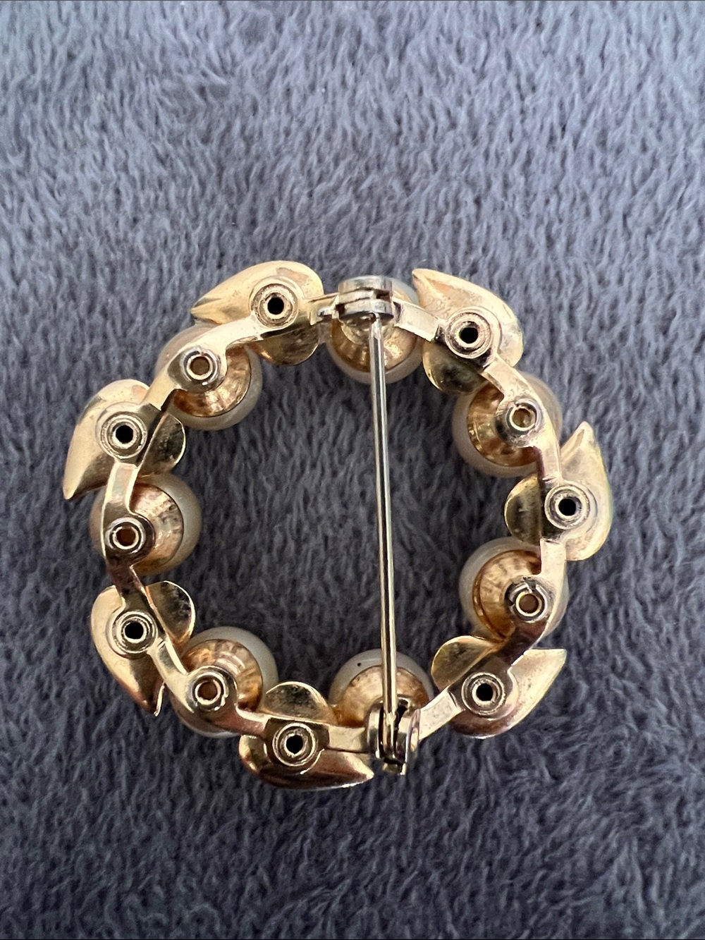 Vintage Gold-Tone Pearl‎ & Garnet Leaf Wreath Circle Brooch - Women Jewelry - Picture 3 of 7